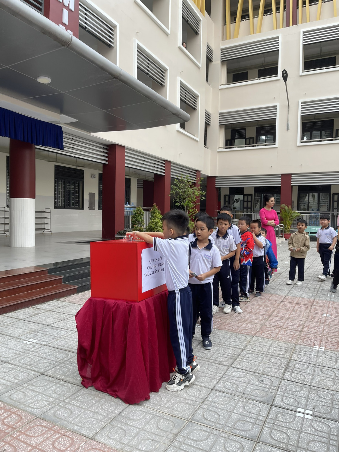Trường TH Định Hòa 2 tổ chức Quyên góp chương trình Mùa xuân cho e của Hội đồng đội phát động.
